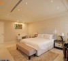 延续肤金色的轻奢华色调，进口壁纸与柔软的绷布床头板，铺陈舒适安定的主卧房空间。