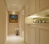 整合三间卧室与客用卫浴动线的狭长廊道，中段规划展示机能的收纳空间，端景的概念化去廊道的单调。
