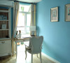 蓝 调的书房颇为浪漫，尤其是配上简欧式的家具后，这份浪漫更增添了一份优雅