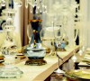 设计师用古典风格的家具及餐具，配合淡雅的灯光，去带动整个氛围。