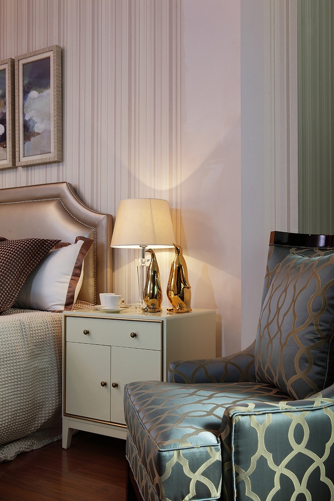 卧室图片来自家装大管家在92平新古典混搭时尚两居室的分享