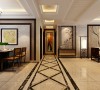 入口的玄关，给人进门第一感觉，玄关以有深意的图画在装饰，走廊的拼花，都呈现出极简的中国风，餐厅背景墙和电视墙相呼应，融入了现代和中式的的俊秀雅致。