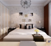 白色的格调使得卧室格外淳朴，浅色的配饰给空间一些灵动的美感。