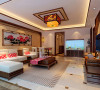 天津实创装饰-珑著新中式风格
木色家具、白色沙发加上红色靠枕的点缀，使整体装饰色彩和谐而不单调，营造一种温馨舒适的休息氛围。