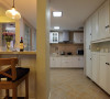 包柱设计简易吧台区，和厨房连通，整体简单利落。