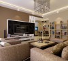 电视背景墙白色隔断和简单的浅棕色相接，中间的黑色花纹设计使整体显得更加大气时尚。为了充分利用空间，在客厅的做了简单时尚的原木色书架，与整体的家具搭配和谐统一。