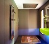 进入浴室，推开木质隔板，是下沉式的浴缸。整个空间充满了设计感，家具配饰现代感十足。