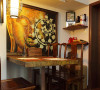 餐桌是实木面加金属支架，既方便搬动和清理，又能和整体氛围相融。