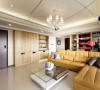 142平现代简欧混搭雅居，客厅经过设计师的经心设计为开放式阅读区，整个空间中黄色的沙发，为整个设计起到了提亮点缀的效果，让整个空间更活泼。