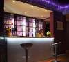 通过紫色营造神秘、浪漫、暖味的西式酒吧大氛围；大厅顶部采用了4幅大尺寸的油画写真喷绘，并将原画中添加了紫色、蓝色、红色，让画品的视觉效果呼应环境主题