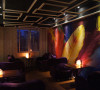 通过紫色营造神秘、浪漫、暖味的西式酒吧大氛围；大厅顶部采用了4幅大尺寸的油画写真喷绘，并将原画中添加了紫色、蓝色、红色，让画品的视觉效果呼应环境主题