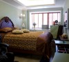 美式家居的卧室布置较为温馨，作为主人的私密空间，主要以功能性和实用舒适为考虑的重点，一般的卧室不设顶灯，多用温馨柔软的成套布艺来装点，同时在软装和用色上非常统一