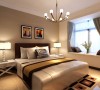 主卧统一刷的是原装进口的浅棕色福乐阁墙漆，简约精致的床头柜和台灯，为业主营造了浪漫舒适的睡眠环境。