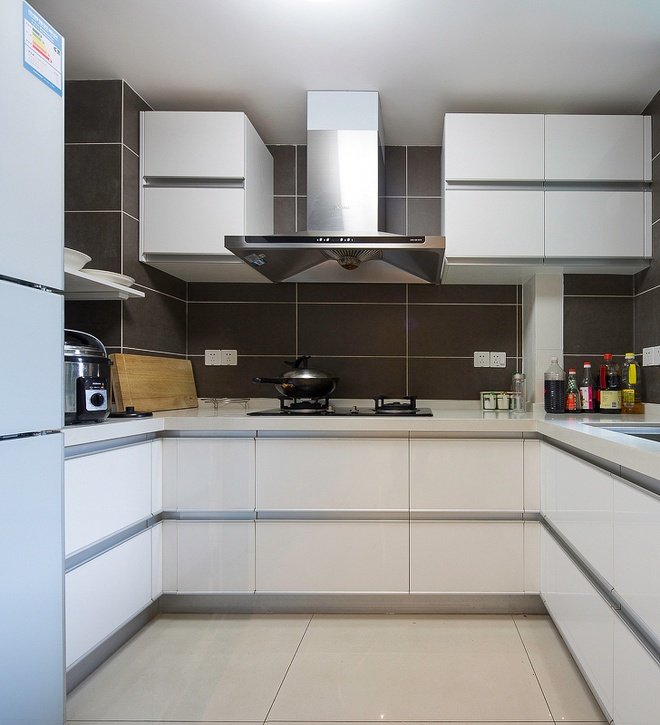 现代 三居 小资 厨房图片来自家装大管家在108平摄人心魄家 紫色调华丽空间的分享