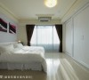 小夫妻的房间简洁纯净，并以紫色的漆面来定调，铺述出满室的浪漫情调。