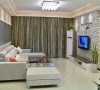 客厅内，造型简洁的浅色沙发与电视背景墙，方正而又优美形成了视觉冲突，达到通过空间色彩以及形体变化的挖掘来调节空间视点的目的。
