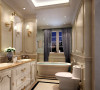 卫生间：白色洁具以及金色小细节，整体空间精美洁净。
