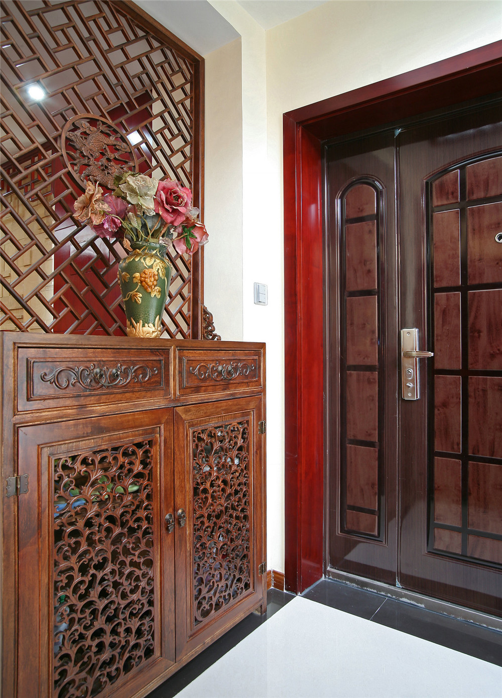 旧房改造 中式风格 四居 小资 玄关图片来自装饰装修-18818806853在珠江新城中海花地-中式风格的分享
