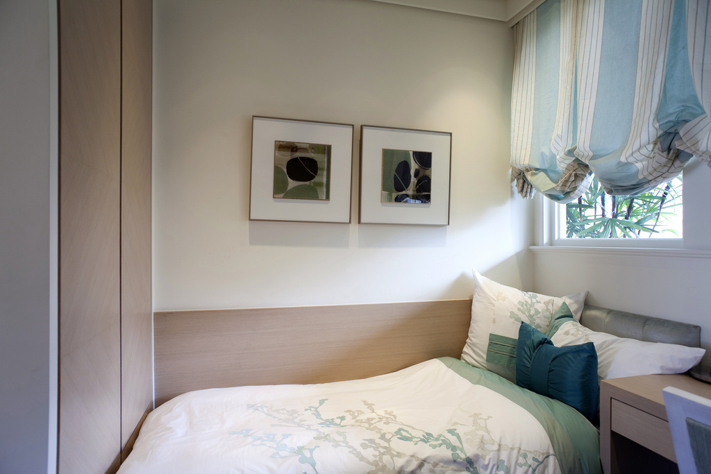 简约 三居 混搭 80后 卧室图片来自成都生活家装饰徐洋在中德英伦联邦116.00㎡现代风格的分享