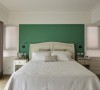 主卧室的色彩美学令人惊艳，床头墙面漂亮的浓绿，与现场微量线板、百叶窗的律动线条跳色处理，围塑出别出心裁的田园印象。