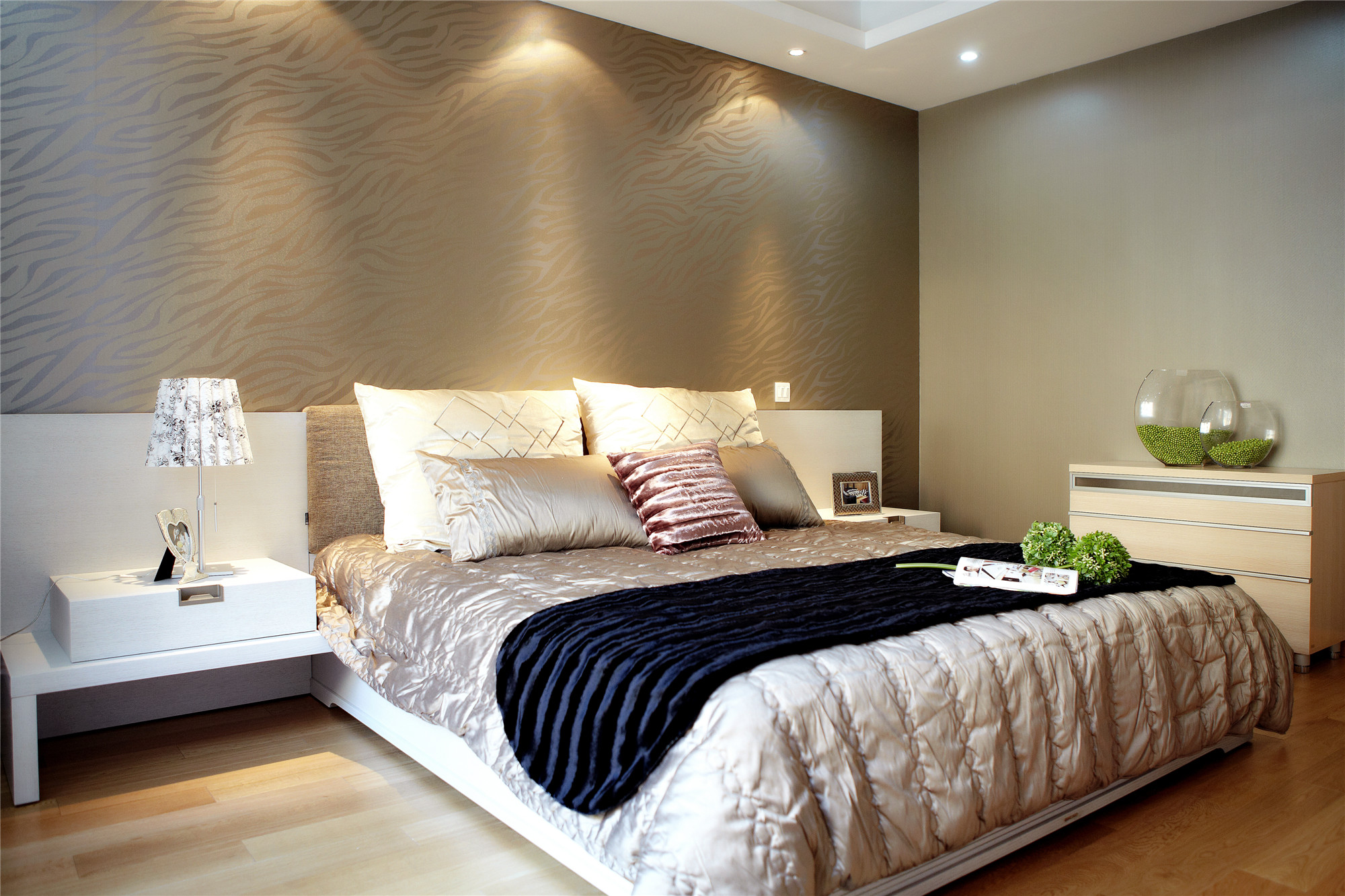 三居 现代 简约 简单 卧室图片来自成都生活家装饰徐洋在中德英伦联邦149.00㎡现代简约的分享