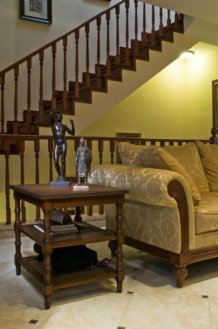 别墅 楼梯图片来自博览天下在龙湖滟澜山-320平米新古典风格的分享