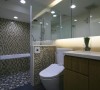 卫浴空间以多层次的砖面与镜面收纳，规划干湿分离的完备机能，创造宛如精品饭店的质感。