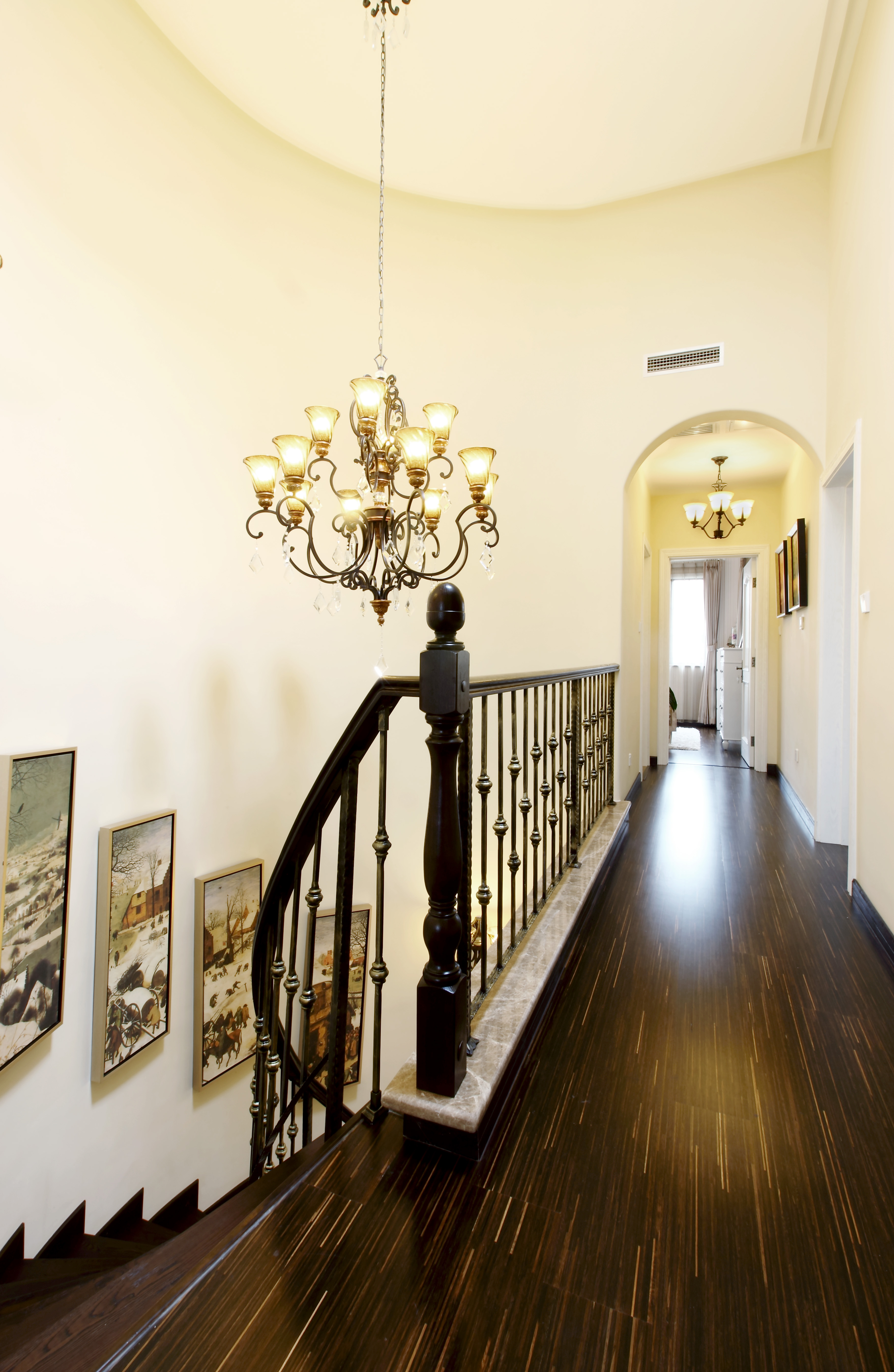 别墅 楼梯图片来自博览天下在龙湖悠山郡-330美式风格的分享