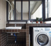 洗衣机设计在阳台的洗手台位置，用棕色小方砖做出的洗手台备显大气。