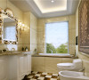 精致的镜框和壁灯设计直奔主题，明确了欧式风情的卫生间设计风格。