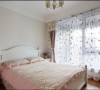 韩式小碎花弥漫整个卧室，粉色系和碎花情结把房间装扮得可爱又浪漫，适合家里的小公主居住。