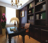 书房采用深色调，里面为深木色书柜，墙面为浅棕色壁纸整个空间温馨大方。