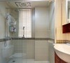 玻璃隔断门分开淋浴室和洗手台，做好干湿区的分隔。玻璃增强了卫生间的通透性，而且让空间变得灵动。