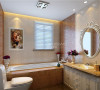 马赛克的浴缸墙面处理，防滑又美观，精美的镜框处理以及不同花纹的墙面处理，卫生间的设计业十分精美。