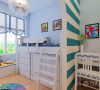 儿童房色彩亮丽，颜色为经典的蓝白相间，充满儿童的梦幻感。一个拱形的垭口，将室内分为学习区与休息区。