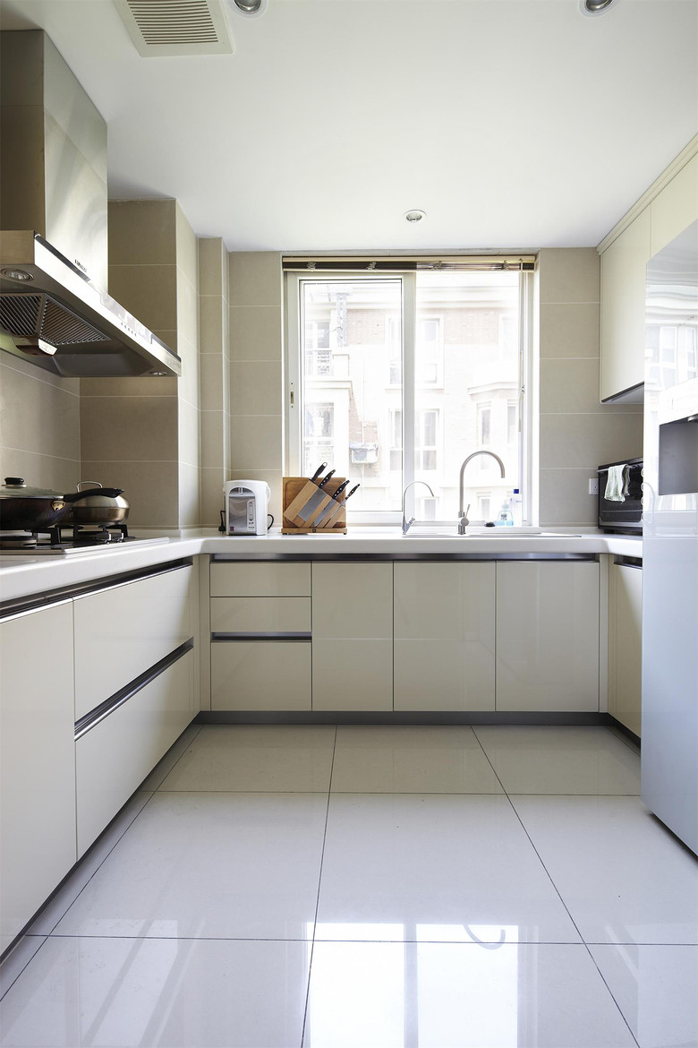 厨房图片来自家装大管家在绿野仙踪 160平现代简约舒适4居的分享