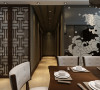 中国传统的室内设计融合着庄重和优雅的双重品质从室内空间结构来说，以木构架形式为主以显示主人的成熟稳重。特点是对称、简约、朴素、格调雅致、文化内涵丰富，中式风格家居体现主人的较高审美情趣与社会地位。
