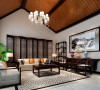 回眸大厅，深色的茶几和浅色的沙发、咖啡色的窗帘蕴含低调的中式韵味。