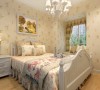 卧室整屋采用小碎花的壁纸作为装饰，配上小碎花的床上四件套，温馨的氛围扑鼻而来。