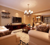 客厅整体突显出一种豪华大方的贵族气息，大面积的地毯搭配着造型优雅而舒适的美式沙发。温暖的色调，白色的灯光，更显家的温馨。