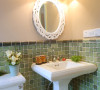 卫生间和使用了和客厅相似的雕花洗面镜，搭配以绿色墙地砖，给人以自然而清新的感觉！