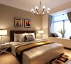卧室的整体色调是以米色为主，床头挂上抽象的艺术画，配上独具特点的吊顶，让人眼前一亮。