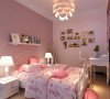 儿童房整体没有太多的造型，粉色的墙漆配上粉色的床上用品，给孩子塑造了一个美丽的公主梦。