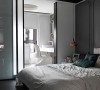 设计师特别将卫浴梳化区配置于采光窗边，保留卧眠时的安静纯粹。