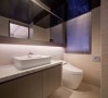 以不落地的浴柜规划呈现出空间的轻盈感，而马桶位置则是考虑了动线后的最佳安排。
