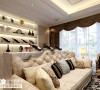 客厅大面的微晶玉石，墙面欧式壁纸以及欧式家具，体现非常奢华，大气。