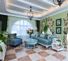 本案为典型的混搭风格，闲适的窗帘掩映着地中海拱门，摆几株绿植，加一款蓝绿色沙发，闲适悠然而生。