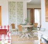 藤制餐厅椅子与美丽的门贴搭配，显得浪漫唯美，让室内空间充满清新的乡村田园风情