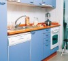 大胆启用蓝紫色调的橱柜，给厨房以年轻而现代的风格