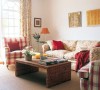 碎花的布艺沙发，将花团锦簇的田园美感融入到空间中；红色格子图案的沙发，赋予经典韵味。色彩缤纷的鲜花和自然优雅的家具，组成了这个温馨而质朴的“乡村”客厅